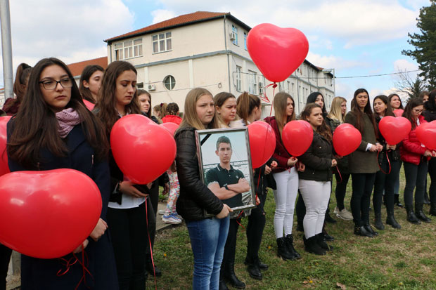 „Зашто смо уместо на матуру морали на сахрану? Зашто окрећете главу и допуштате да НЕ СМЕМО да изађемо на улицу?“: Јавни час у школи мучки убијеног Стефана, вршњаци ОГОРЧЕНИ